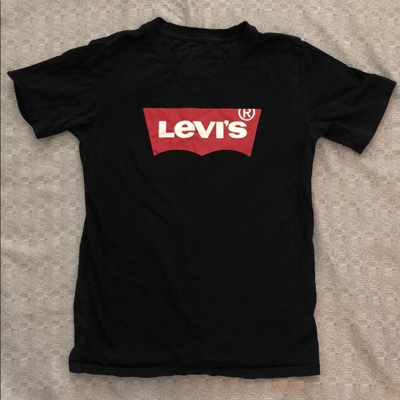 levi's black t shirt with red logo